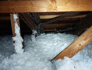 Zateplení stropu rodinného domu se sedlovou střechou